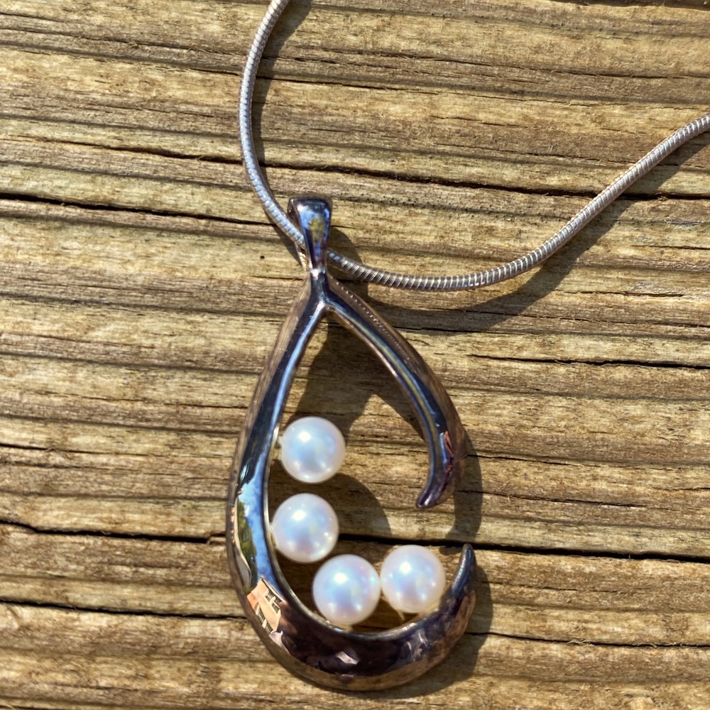 Vintage silver hook with 4 pearls inside necklace
